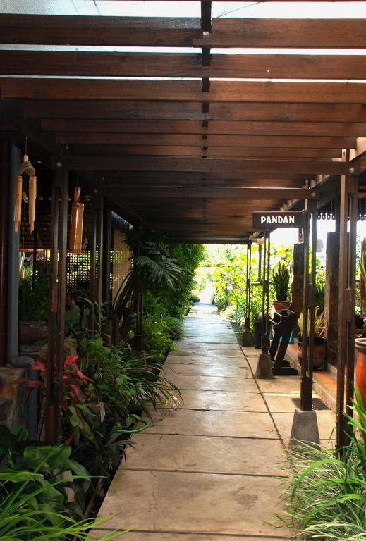 De Daunan Boutique Guesthouse, Gallery & Garden Malang Exterior foto